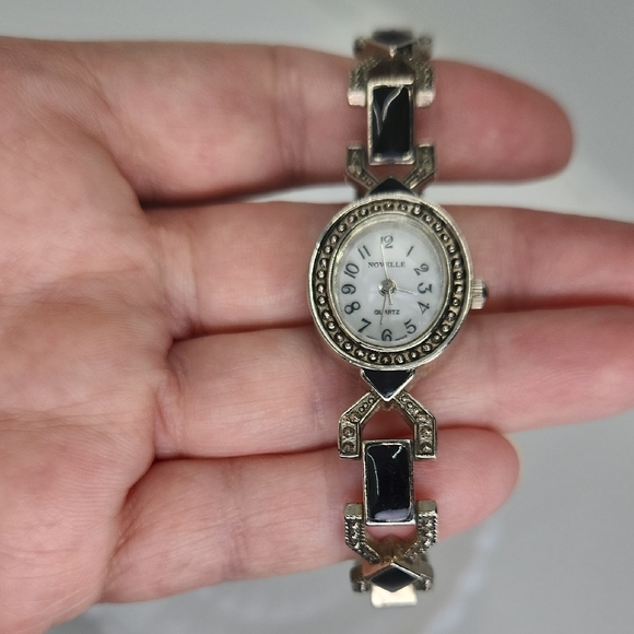 Elegant Black and Silver Tone Watch - Picture 4 of 10